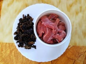 适量的猪肉。可以带一点点肥肉。梅菜干一小把