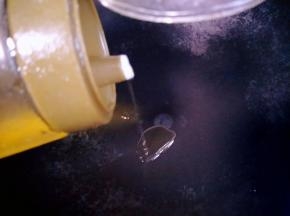 锅里放适量的油