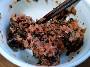 炒好的梅菜干放入肉沫一起搅拌！让他们两融合在一起