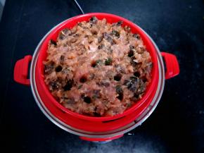 拿出我的小可爱蒸蛋器的模具盘子。放梅菜干肉沫放里面。抹平，用筷子戳几个小孔。这样更容易熟（类似煤球造型）