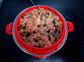 拿出我的小可爱蒸蛋器的模具盘子。放梅菜干肉沫放里面。抹平，用筷子戳几个小孔。这样更容易熟（类似煤球造型）