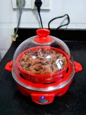 盖好盖子。插插头，按下小开关