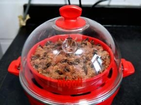 盖好盖子。插插头，按下小开关