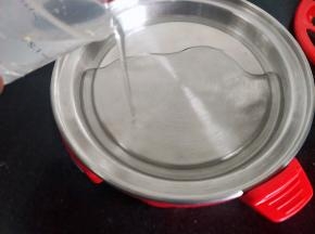 拿出我可爱的蒸蛋器，用量杯装满水倒铝盘上
