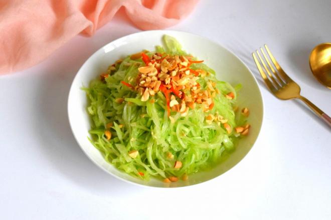 青萝卜富含人体所需的多种营养物质，淀粉酶含量很高，呈淡淡绿色，水多味甜、微辣，即可生食，还可做汤，干腌、盐渍和制做泡菜等，还具有药用价值。 青萝卜所含热量较少，纤维素较多，吃后易产生饱胀感，这些都有助于减肥。萝卜中的芥子油和精纤维可促进胃肠蠕动，有助于体内废物的排出。吃萝卜有助于血脂、软化血管、稳定血压，对冠心病、动脉硬化、胆石症等疾病也有一定作用。 凉拌青萝卜，保持了原汁原味，即脆爽又鲜美。