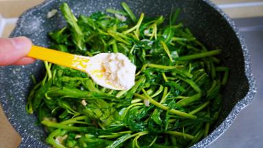 加入鸡精拌匀均匀，关火