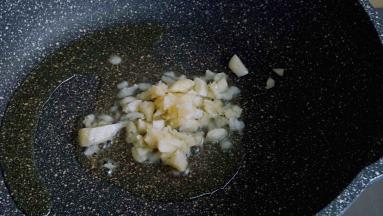 油热，爆香蒜末