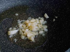 油热，爆香蒜末
