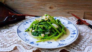 出锅装盘，一道充满浓郁腐乳香气的空心菜就炒好了