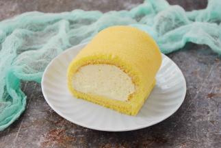 可以切开直接食用，也可以冷藏半个小时再吃，冷藏后的淡奶油更稳定