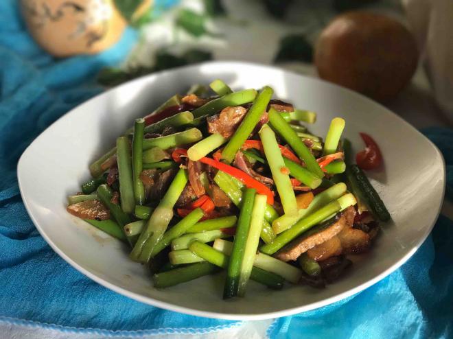 腊肉炒蒜苔