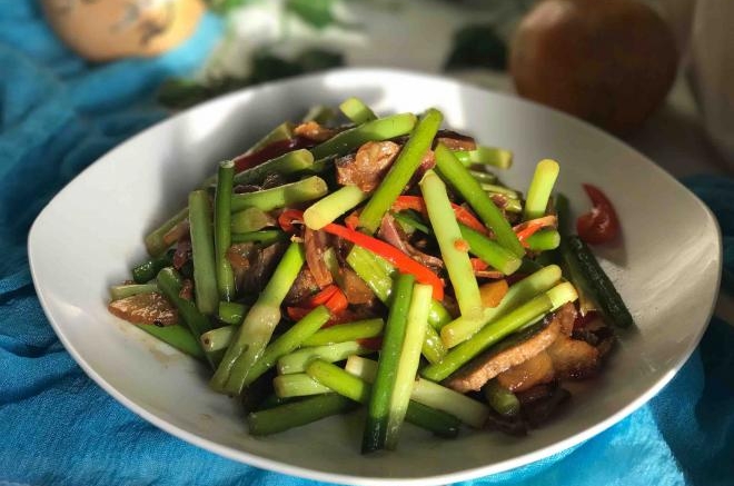 腊肉炒蒜苔