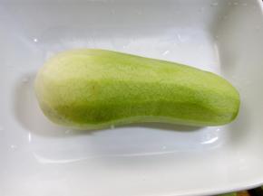 用刨子刨去去外面的皮，外层的皮虽然也可以吃，但是会有点辣。