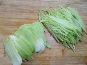 喜欢萝卜片的话，也可以切成薄的萝卜片。