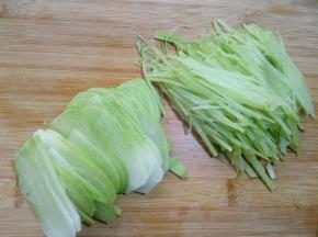 喜欢萝卜片的话，也可以切成薄的萝卜片。