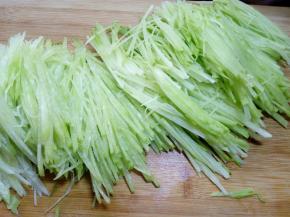 然后切成细丝，细一点会比较入味。