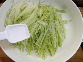 把切好的萝卜丝放入碗中，加入一小勺盐。