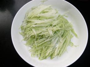 用筷子拌匀，腌制十分钟，沥去多余的水分。