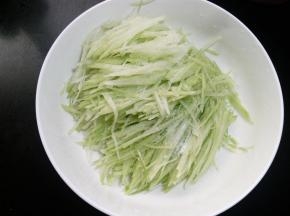 用筷子拌匀，腌制十分钟，沥去多余的水分。