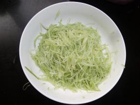 拌匀后，腌制十分钟，以利入味。调料量的添加可以根据自己的喜好调整。