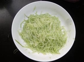 拌匀后，腌制十分钟，以利入味。调料量的添加可以根据自己的喜好调整。
