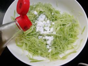 加入一大勺细砂糖，一勺米醋，最好不用白醋或颜色深的那种香醋，白醋的味道不够柔和，深色的香醋，拌出来的颜色也不好看。