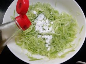 加入一大勺细砂糖，一勺米醋，最好不用白醋或颜色深的那种香醋，白醋的味道不够柔和，深色的香醋，拌出来的颜色也不好看。