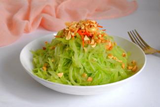 脆爽可口的凉拌青萝卜丝就做好了。