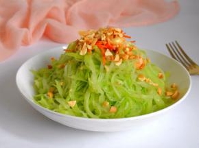 脆爽可口的凉拌青萝卜丝就做好了。