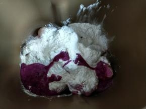 加入高筋面粉和酵母，启动揉面程序10分钟。