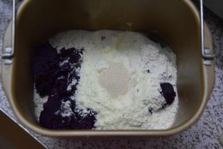 将除黄油外的其他食材倒入面包桶中，酵母避免与盐和水接触