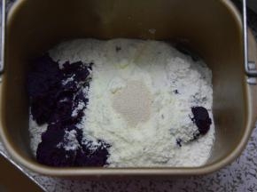 将除黄油外的其他食材倒入面包桶中，酵母避免与盐和水接触