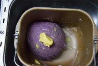 十分钟后分次加入黄油继续揉面20多分钟