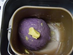 十分钟后分次加入黄油继续揉面20多分钟