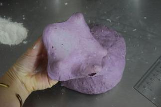 取一小块面团做小窗测试，可以扯出薄膜即可