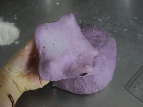 取一小块面团做小窗测试，可以扯出薄膜即可