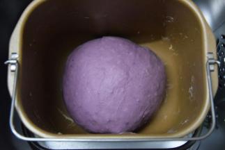 整形放入面包桶中，按下发酵程序发酵一个小时