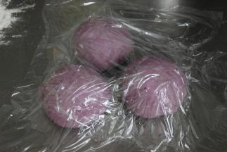 取出压去气体，分成三份同样大小的面团，盖上保鲜膜醒发15分钟