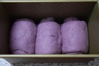 整好形后放入吐司盒