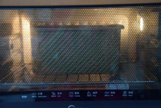 再放入预热好的烤箱170℃左右烤25分钟即可