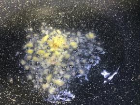 放入老姜末炒香