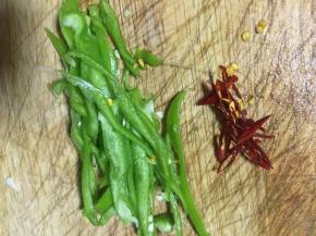 青椒干红辣椒切丝