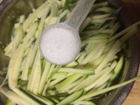 装入可以漏水的漏盆里，加入一勺盐，和均匀，静止