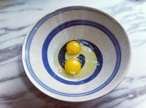 首先将鸡蛋敲在大口器具中。(我选用的草鸡蛋比较小，所以用两只)