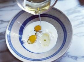 加入玉米油。(不建议使用气味比较重的食用油。)