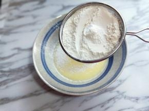 木薯粉，低筋面粉，泡打粉混合在一起，之后过细筛。