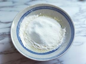 筛好的面粉特别细腻，用手动打蛋器打至均匀，切且无干粉。