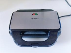 将米粉欧斯多功能机器连接电源，预热2分钟。