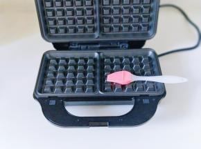 在烤盘上刷薄薄一层食用油。