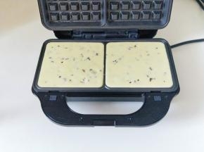 之后再把调配好的面糊，倒入米凡欧斯多功能器具。